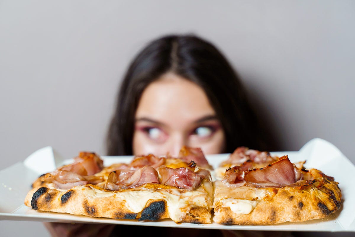 negli ultimi anni la pinsa sta conoscendo una crescita importante di successo in Italia La pinsa una pizza dai bordi croccanti e morbida all'interno