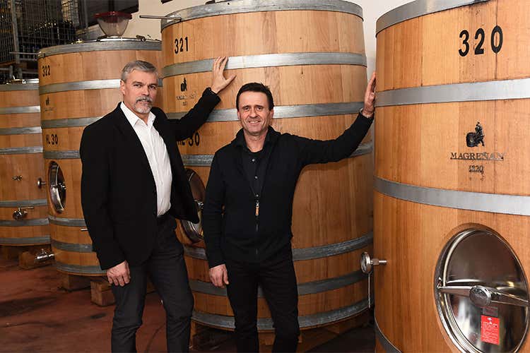 Walter Webber, direttore di Cantina Aldeno, e Damiano Dallago, presidente - Pioggia di premi per Cantina Aldeno Obiettivi: qualità e rispetto dell’ambiente Walter Webber, direttore di Cantina Aldeno, e Damiano Dallago, presidente - Pioggia di premi per Cantina Aldeno Obiettivi: qualità e rispetto dell’ambiente