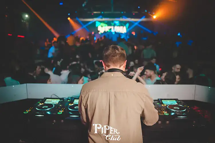 Una serata al Piper Club di Roma prima della pandemia Discoteche contente a met&agrave;: ok alla riapertura, ma 50% capienza &egrave; ancora insostenibile
