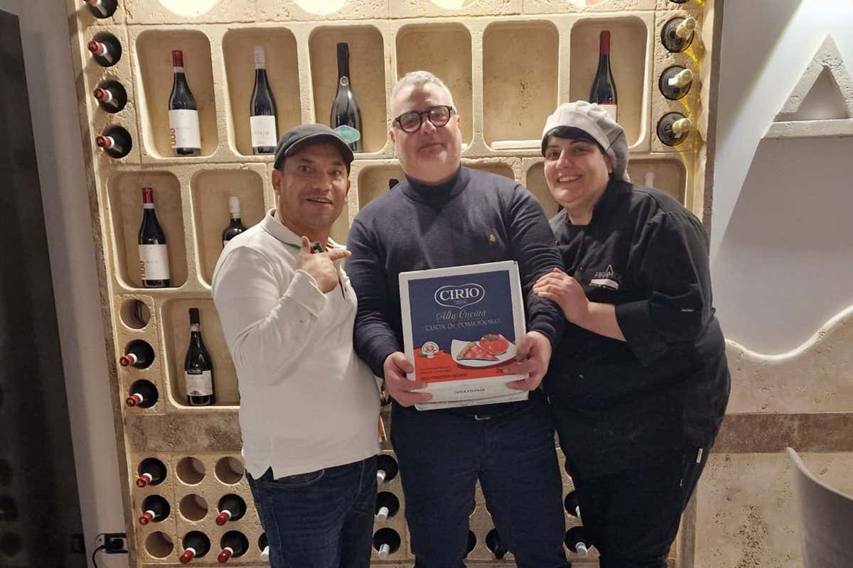 Giorgio Colaiuta con Aziz Devid Fadi (a destra) e Mimma Sculco (a sinistra)