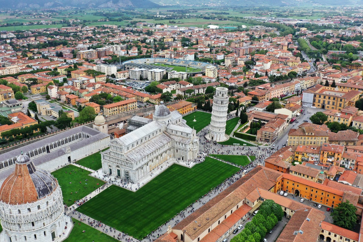 Veduta aerea del centro storico di Pisa Pisa, vietato sedersi o sdraiarsi sui gradini dei monumenti