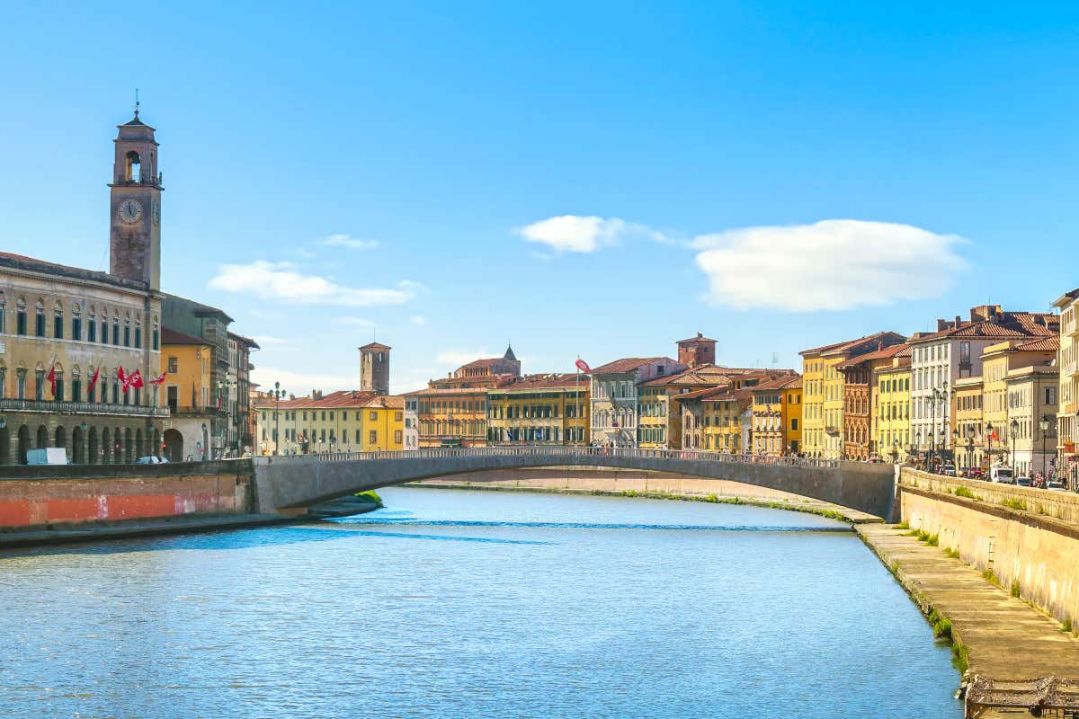 Il fiume Arno che attraversa Pisa