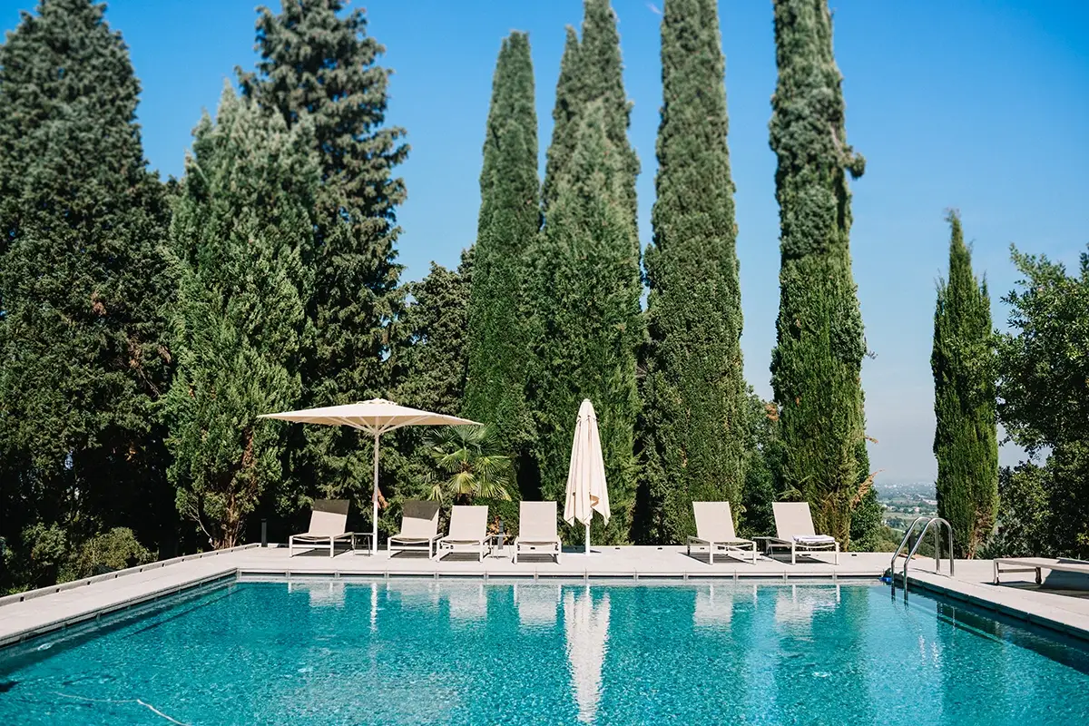 La piscina immersanella campagna Non solo vino per Venturini Baldini ecco il primo Chateau d’Emilia