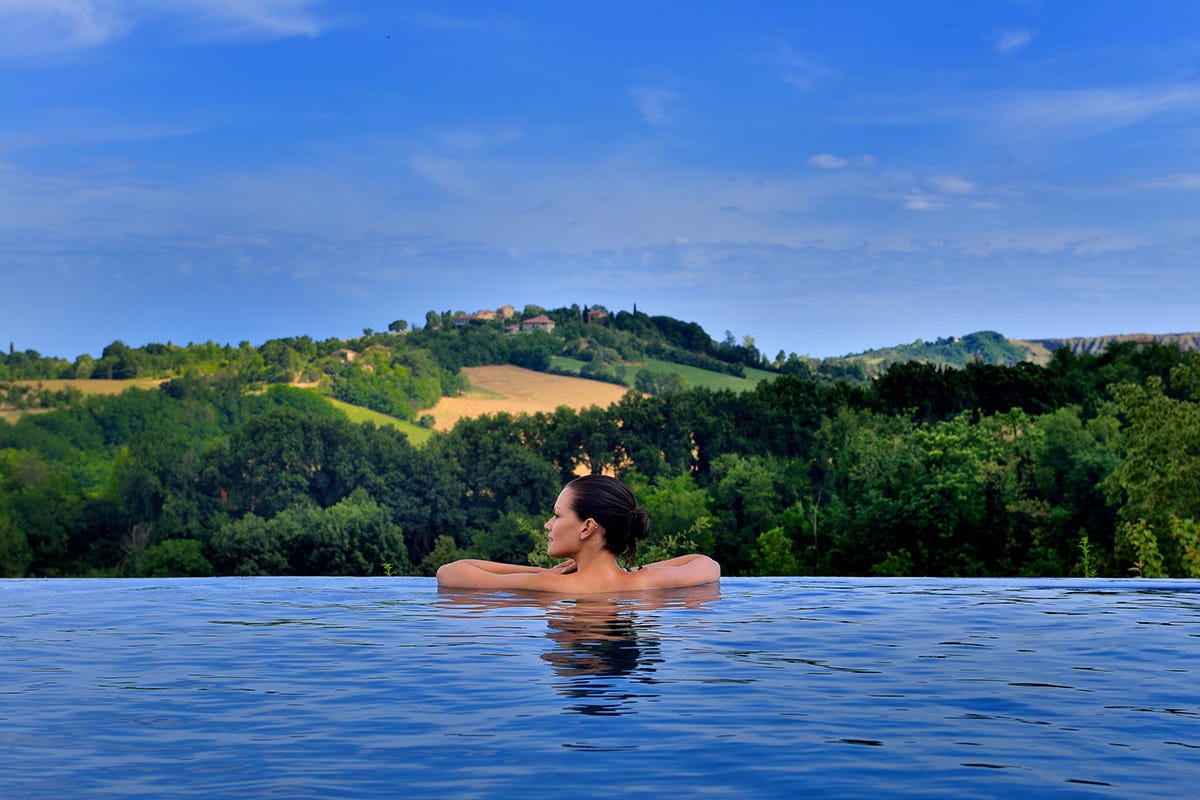 La piscina con sfondo natura di Villa Amagioia L’ospitalità su misura di Palazzo di Varignana