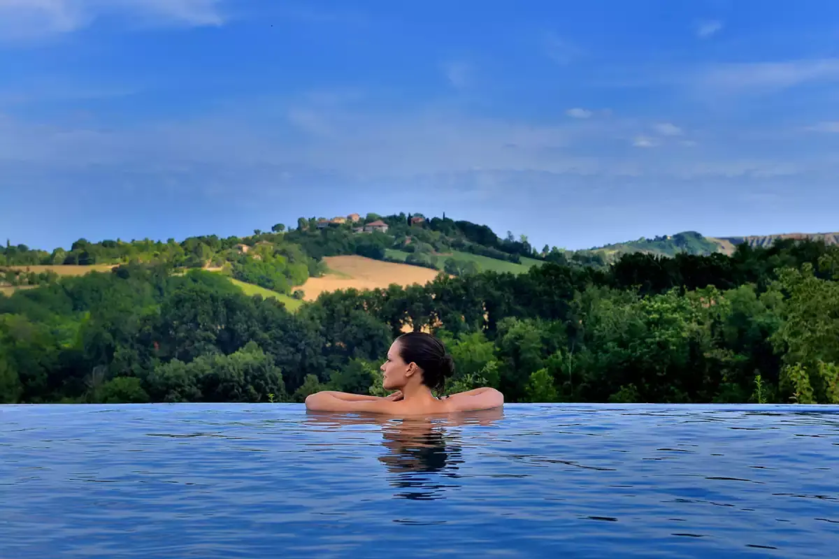 La piscina con sfondo natura di Villa Amagioia L&rsquo;ospitalit&agrave; su misura di Palazzo di Varignana