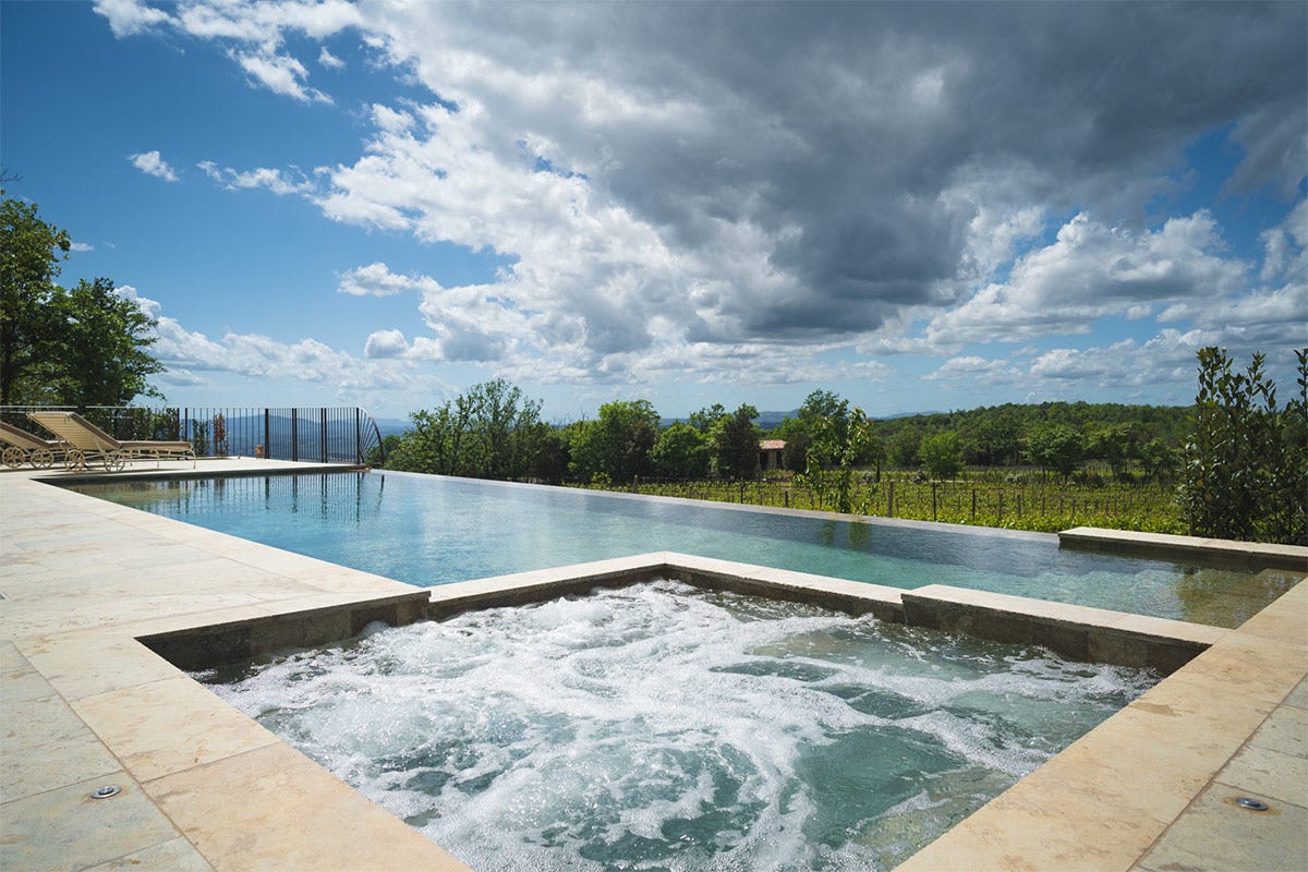Piscina con idromassaggio caldo Rigenerarsi a Montalcino Villa Le Prata, luogo di benessere
