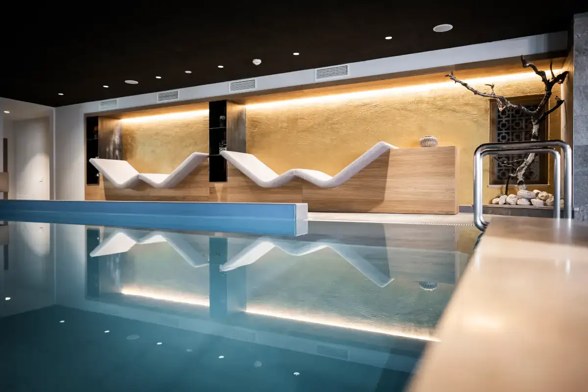 La piscina interna Quattro stelle a conduzione famigliare: che benessere al Post Hotel di San Candido!