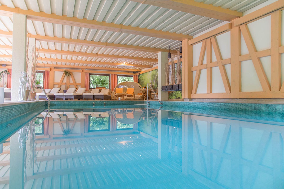 La piscina coperta - Foto Hannes Niederkofler Romantik Hotel Stafler: a Vipiteno la cultura del benessere