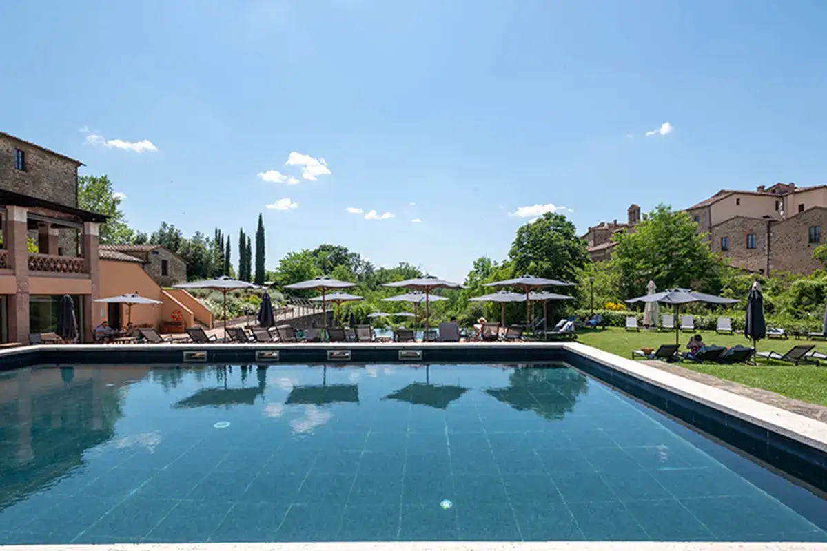 Una delle piscine Castel Monastero, clima incantato tra relax e buone cucine toscane