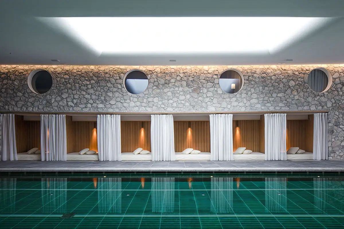 La piscina del Faloria Foto: Gabriele Basilico Tofana - Freccia nel Cielo, si torna in pista! Tra sci ed esperienze gourmet