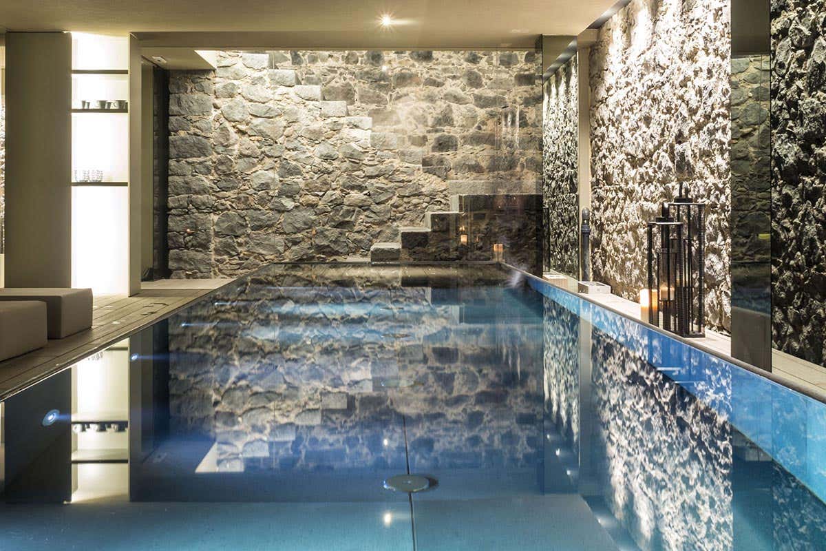 La piscina della spa Innamorati gourmet? Da Zash Boutique Hotel il menu afrodisiaco stellato