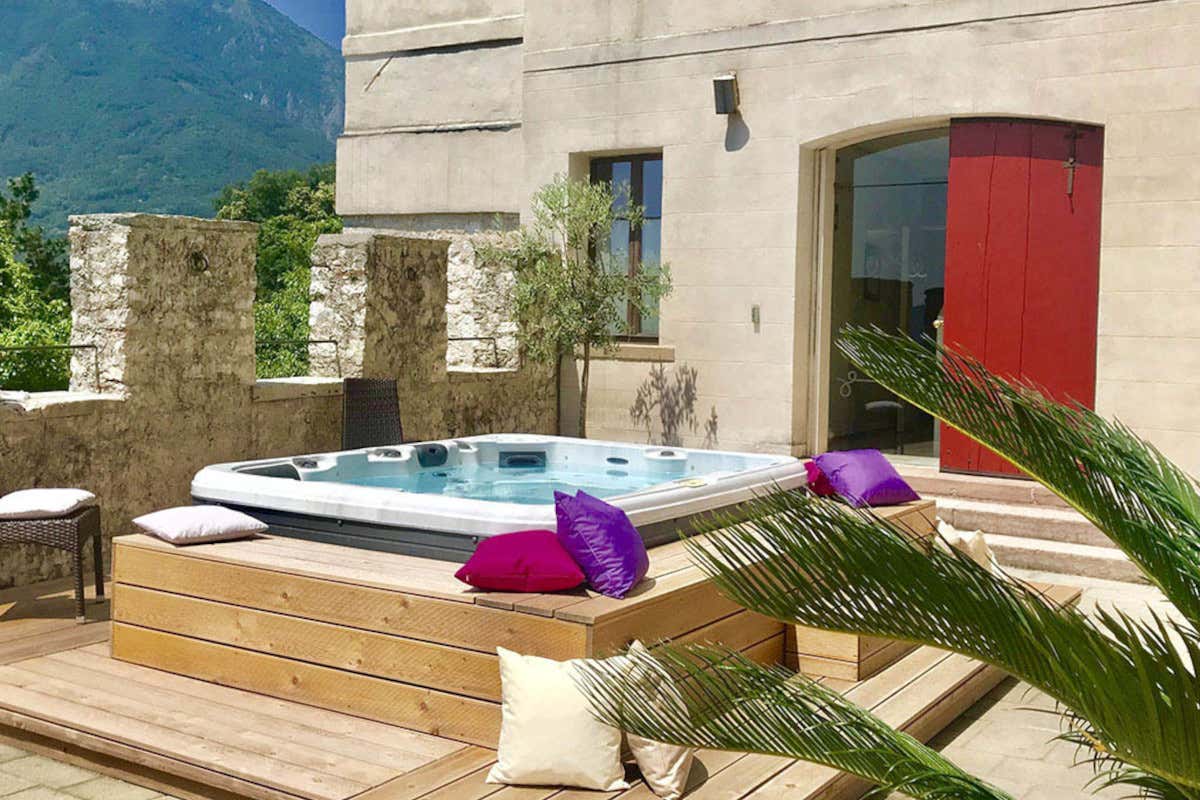 La piscina esterna dell'Hotel Castelbrando 