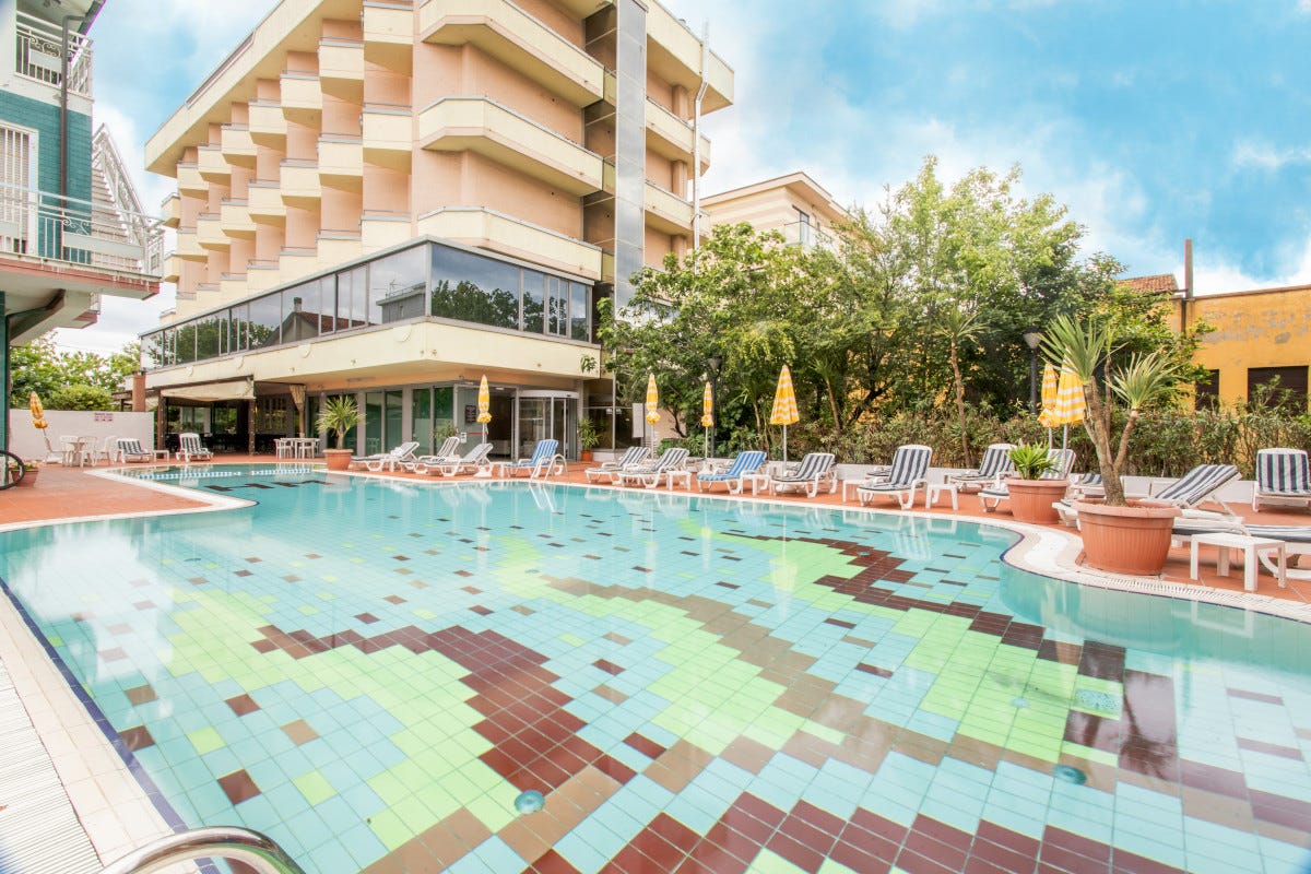 La piscina del Ferretti Family Hotel Madison a Cattolica Quattro hotel in Italia per vacanze con la famiglia senza spendere troppo