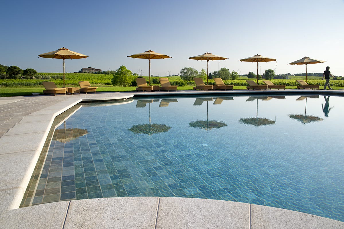 La piscina immersa nella natura Villa Cordevigo: immersione totale nella natura del Garda con cucina stellata
