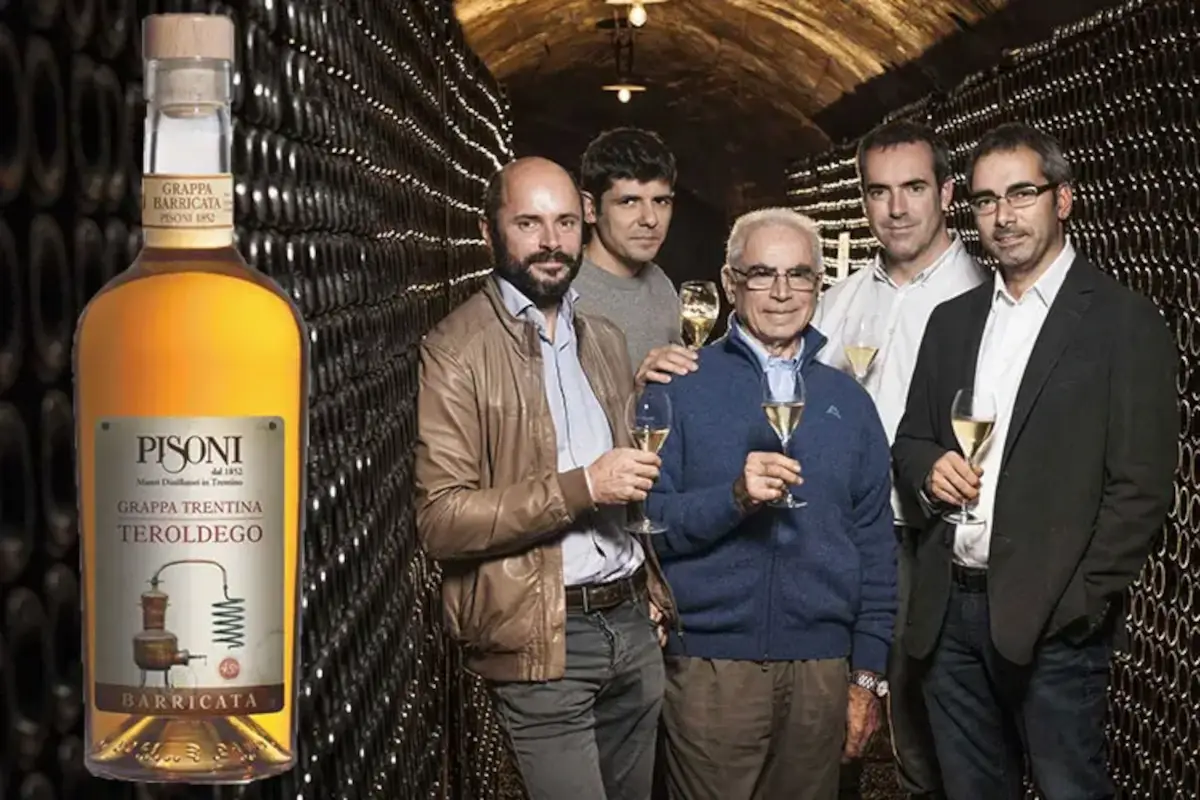 Il patriaca dell'azienda Arrigo Pisoni con i figli Elio, Giuliano e i nipoti Andrea e Francesco Distilleria Pisoni, eco la Clessidra Stravecchia 15 anni