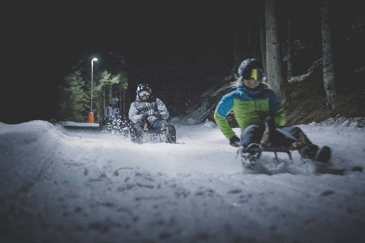 Ogni venerdì sera, la pista da slittino più lunga d'Italia a Vipiteno è illuminata fino a mezzanotte Emozioni adrenaliniche a Vipiteno sulla pista da slittino più lunga d'Italia