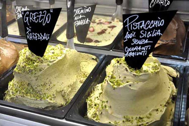 Il pistacchio è tra i gusti di gelato più amati Il pistacchio insidia il cioccolato Sul cono la sfida inizia a colazione