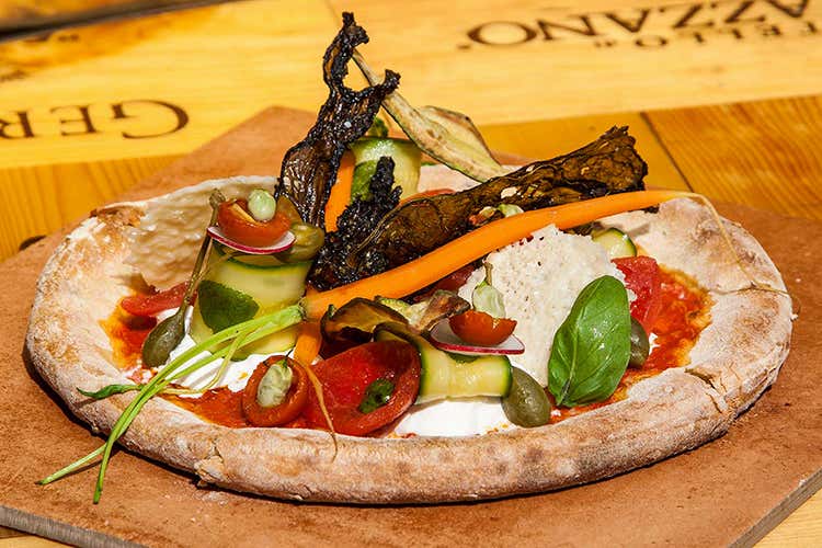 Le pizze biscottate da Carlo Samuelli cambiano costantemente a seconda della stagionalit&agrave; dei prodotti (La pizza a Milano Quella di Samuelli &egrave; biscottata)