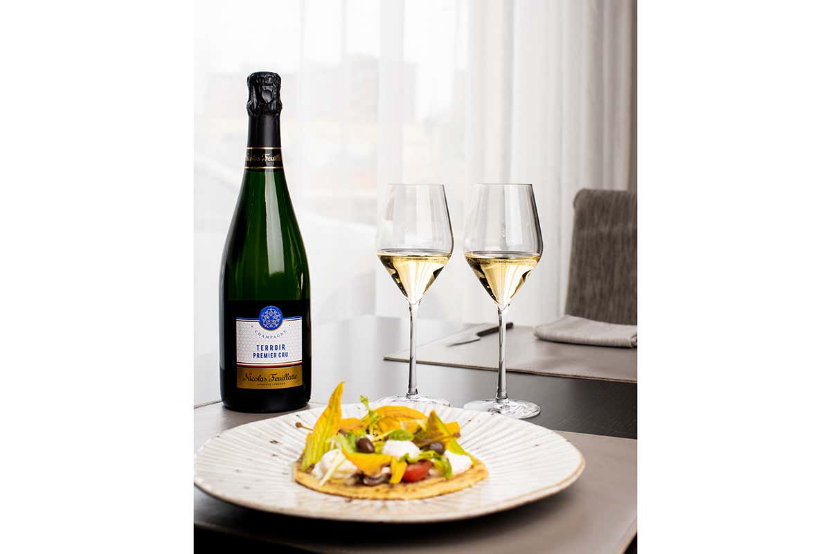 Champagne Terroir Premier Cru in abbianamneto a Pizza di ceci co fiori di zucca, burrata e acciughe del Cantabrico Claudio Sadler abbraccia il progetto Nicolas Feuillatte