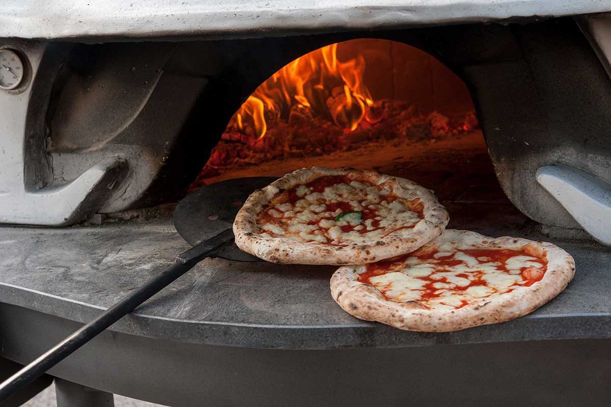 Fra rincari di energia e farine, lievita anche il prezzo della pizza