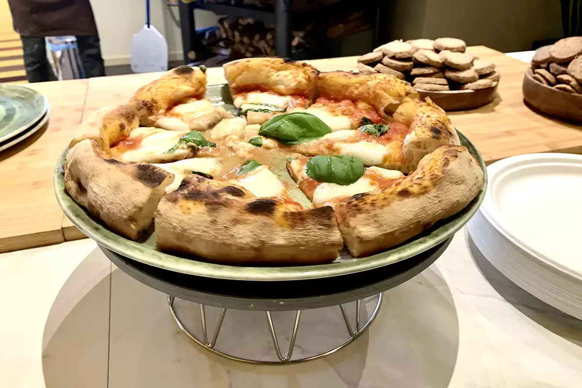 Una pizza da Master del Cornicione In cucina con Lo Conte, tra Master del Cornicione e alimenti funzionali