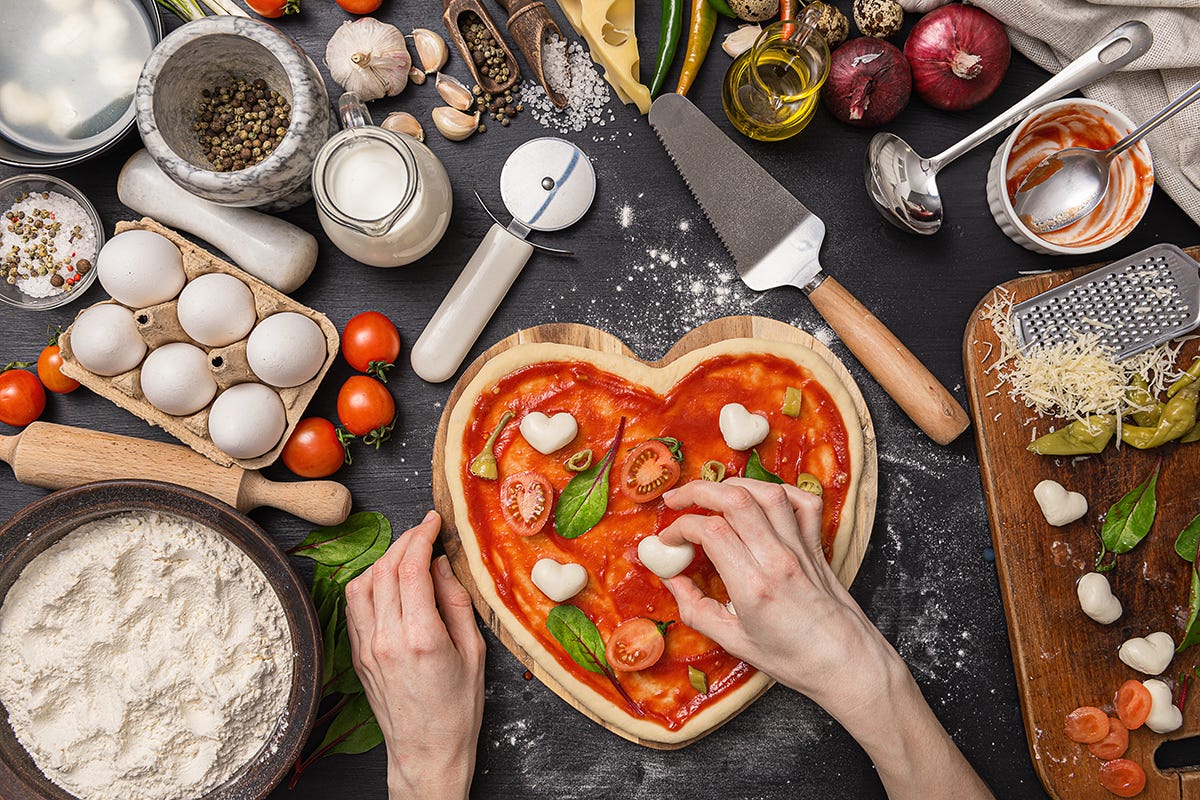A lezione di pizza Coppie amanti della pizza? Il San Valentino perfetto nei Bettoja Hotels romani