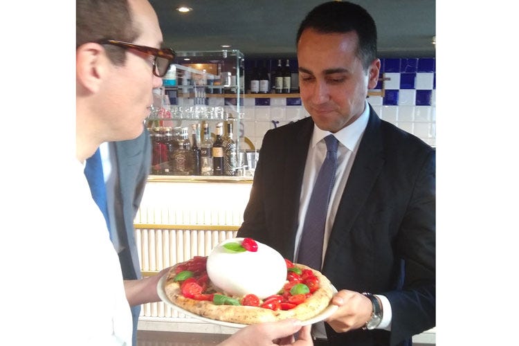 Una pizza preparata per l'occasione - Di Maio e l’ambasciatore francese Pranzo dopo la polemica sulla pizza