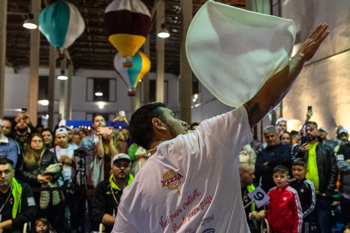 Un momento spettacolare del Campionato Nazionale Pizza Doc Un momento spettacolare Campionato Nazionale Pizza DOC Campionato nazionale Pizza Doc, vince il napoletano Alessandro Servidio