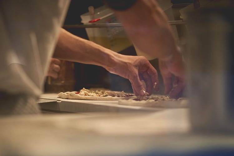 Diatriba sulla cottura della pizza - Pizza, forno a legna o elettrico? Poco importa, basta la passione