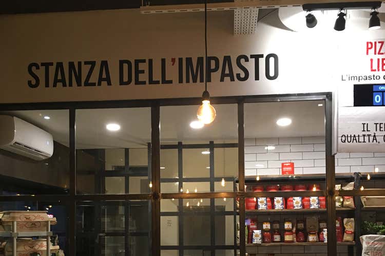 La pizza fritta arriva a Milano Capuano la prepara per Rossopomodoro
