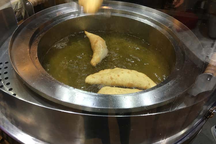 La pizza fritta arriva a Milano Capuano la prepara per Rossopomodoro