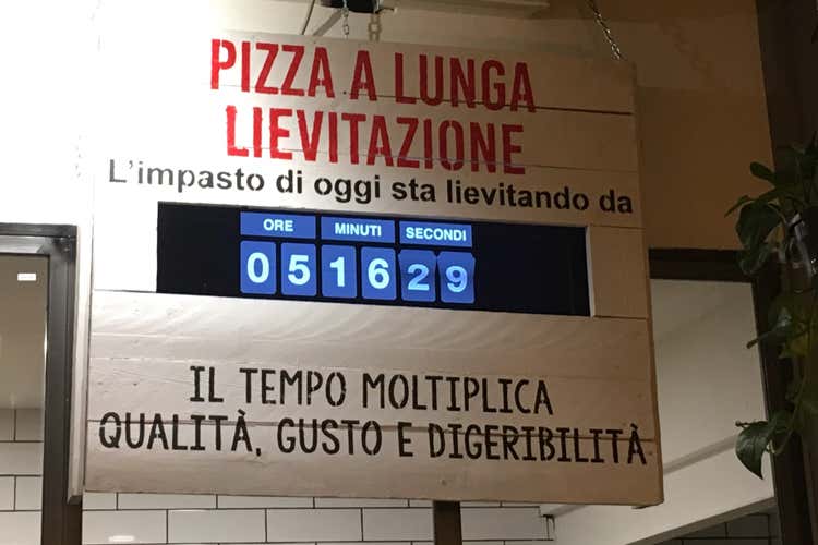 La pizza fritta arriva a Milano Capuano la prepara per Rossopomodoro