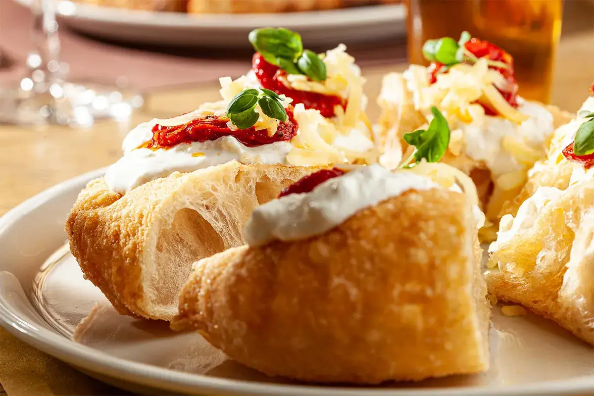 Pizza fritta con burrata e pomodori confit