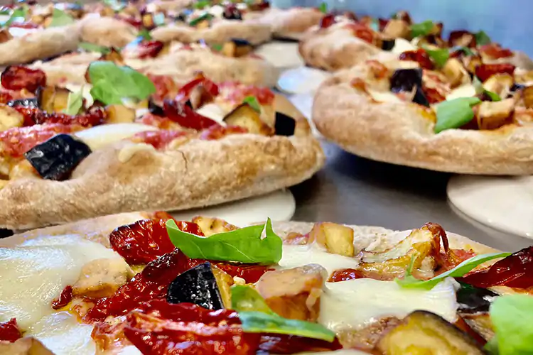 Pizza gourmet e champagne a casa: la risposta de Il Saraceno alla pandemia