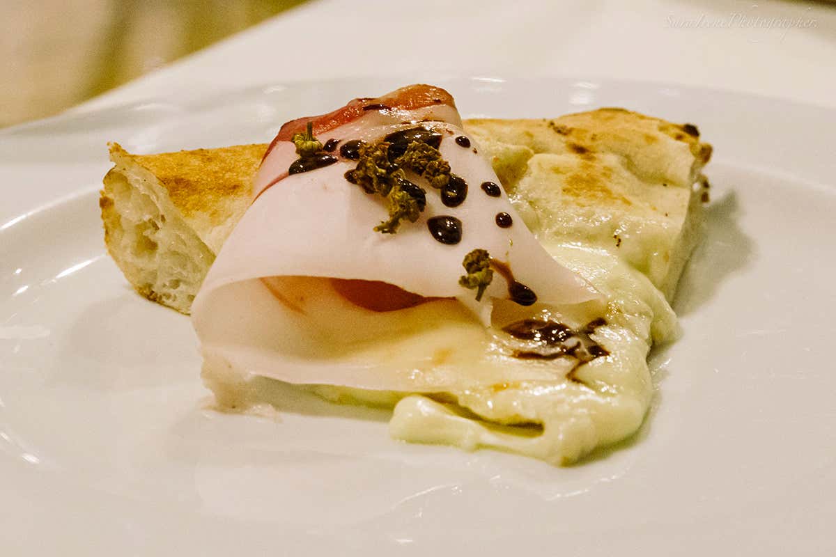 PIzza con lardo di speck, caff&egrave; e camomilla Enosteria Lip&eacute;n: a tavola con gli Ambasciatori del gusto