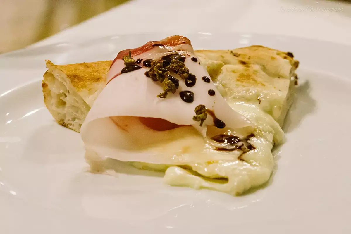 PIzza con lardo di speck, caff&egrave; e camomilla Enosteria Lip&eacute;n: a tavola con gli Ambasciatori del gusto