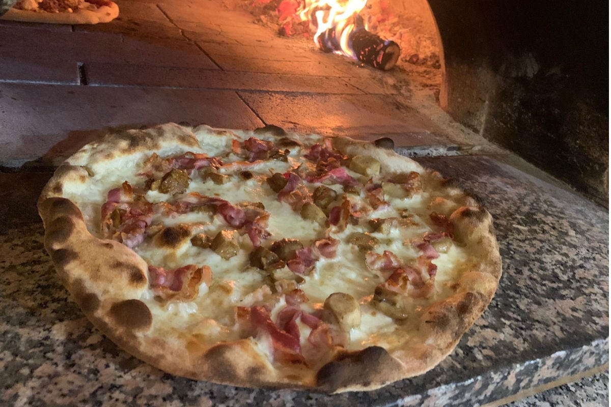 Pizza Monte Nerone proposto da Ristorante Pizzeria Pineta Il Grand Tour delle Marche fa tappa a “Cagli, Terre del fungo”