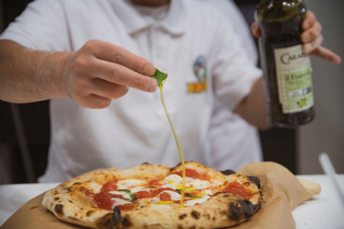 La pizza è la regina della tavola per gli italiani La pizza non consce crisi: l’impasto più amato è quello napoletano