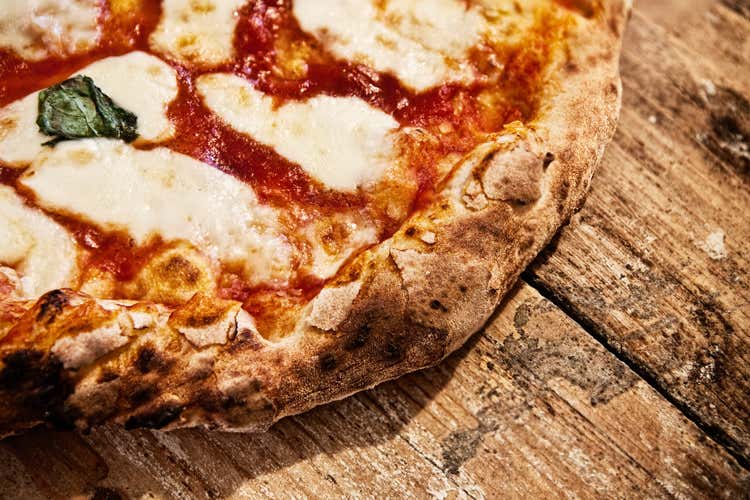 Le virtù della pizza sono state provate scientificamente («La pizza riduce il rischio tumori» All’Italia l’IgNobel della Medicina)