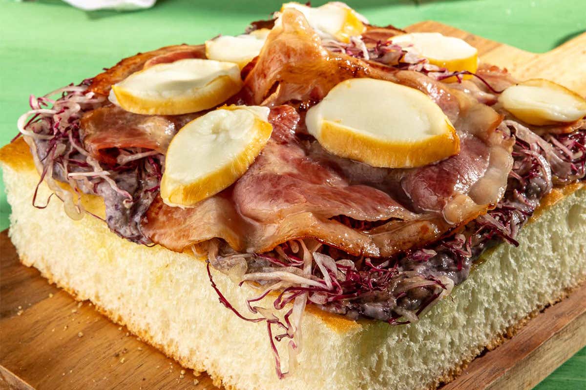 Pizza soffice con radicchio, pancetta e scamorza affumicata Pizza soffice con radicchio, pancetta e scamorza affumicata