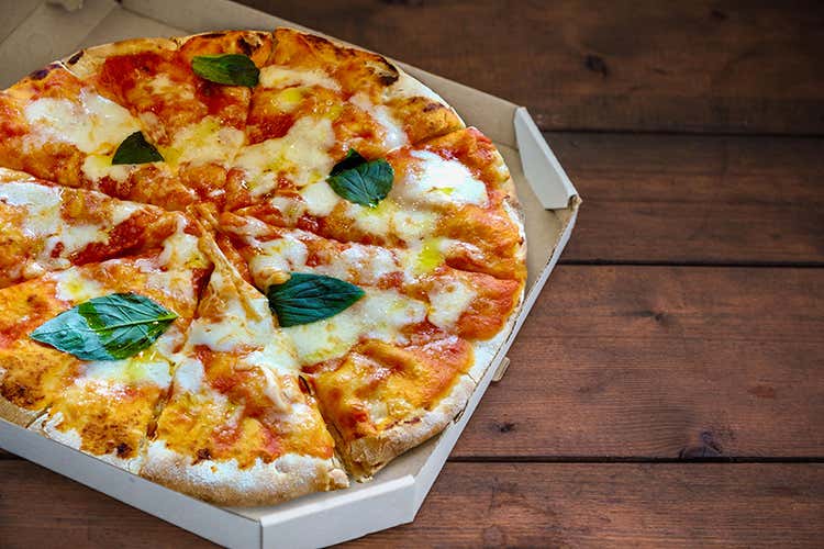 Stesa a mano, precotta e surgelata È Basepizza di Molino Spadoni Stesa a mano, precotta e surgelata È Basepizza di Molino Spadoni