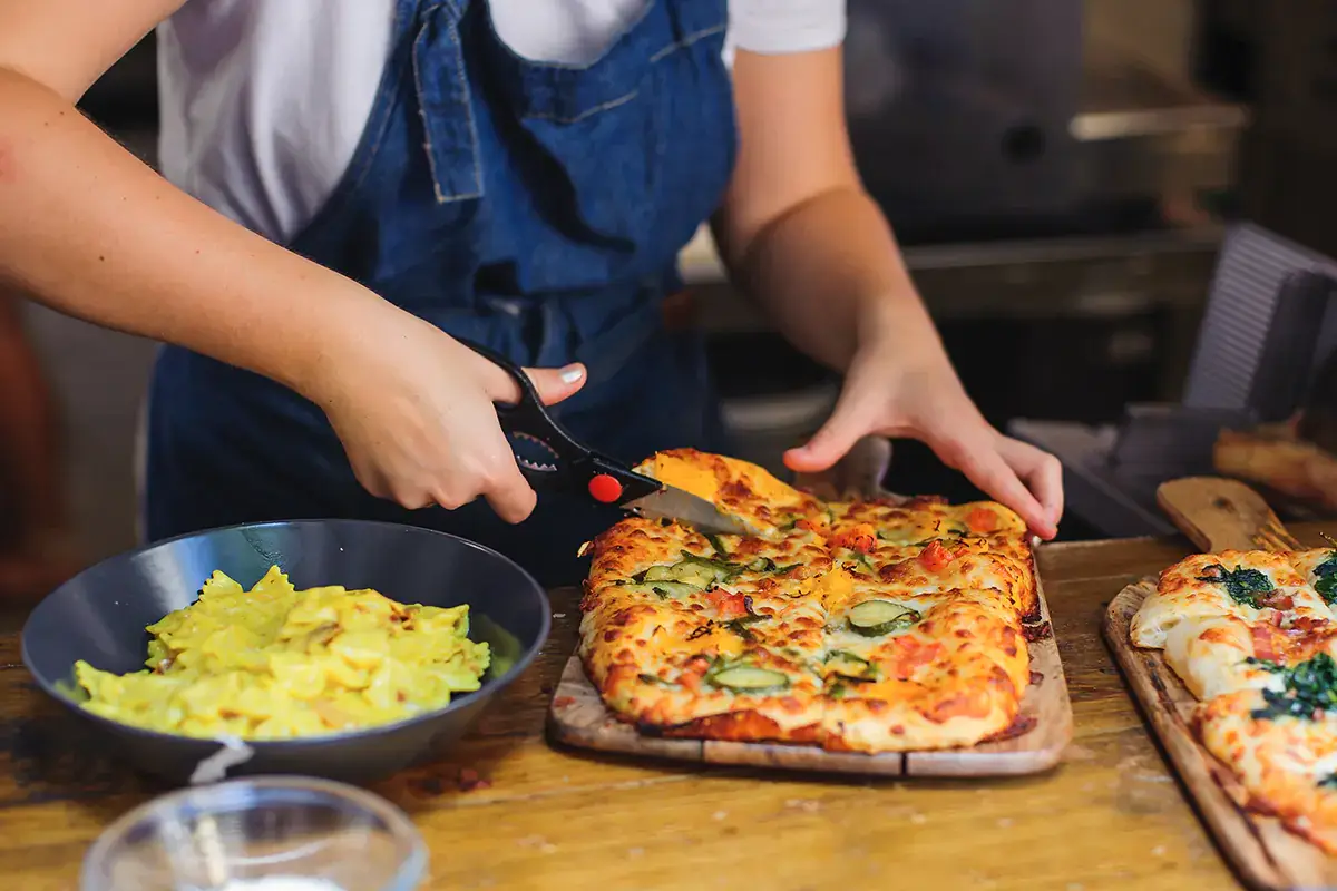 La migliore pizza al taglio si mangia da Pizzarium a Roma Pizzerie d'Italia 2022, Campania la regione pi&ugrave; premiata dalla guida
