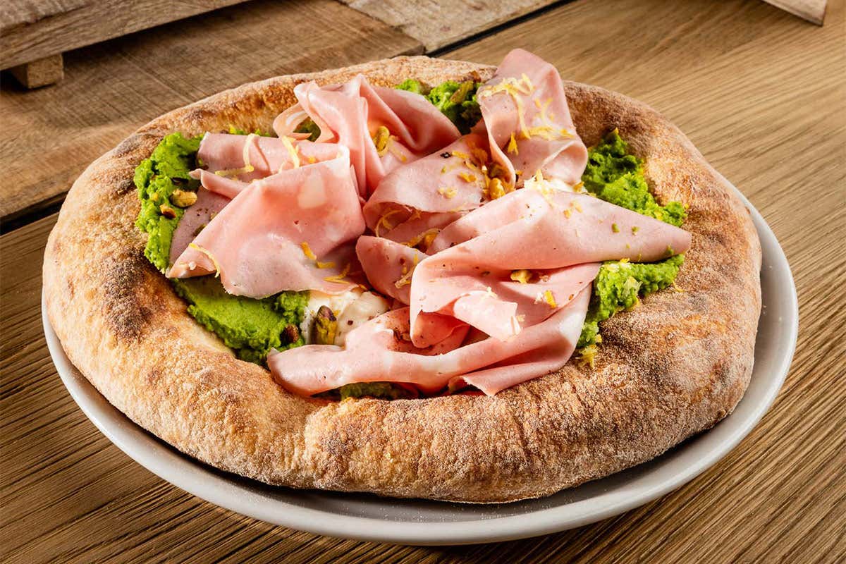 Pizza tonda con Pastamadreviva in crema Pizza tonda con Pastamadreviva in crema