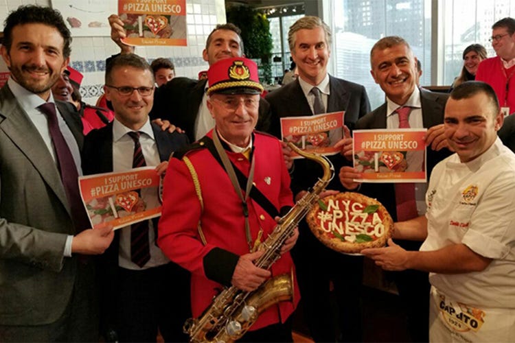 Firme per la Pizza patrimonio dell'Unesco  Raccolta di fronte al Parlamento Europeo