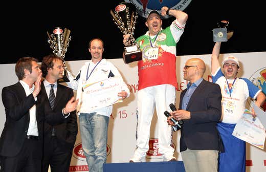 da sinistra: Emanuele Filiberto, Riccardo Agugiaro (export manager Le 5 Stagioni per Agugiaro&Figna Molini Spa), Gregory Edel, Leone Coppola, il presentatore Johnny Parker e Besir Limani da sinistra: Emanuele Filiberto, Riccardo Agugiaro (export manager Le 5 Stagioni per Agugiaro&Figna Molini Spa), Gregory Edel, Leone Coppola, il presentatore Johnny Parker e Besir Limani