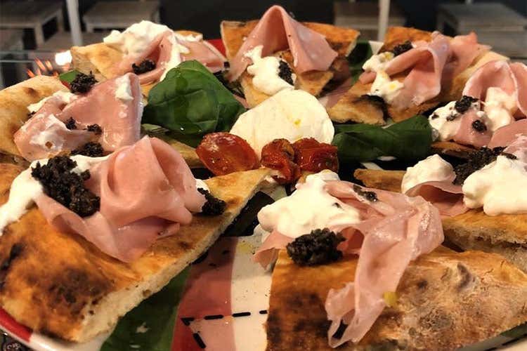 A Kilometro 035, selezinoe di materie prime made in Bergamo - Una pizza a Kilometro 035 Innovativa, salutare e del territorio A Kilometro 035, selezinoe di materie prime made in Bergamo - Una pizza a Kilometro 035 Innovativa, salutare e del territorio