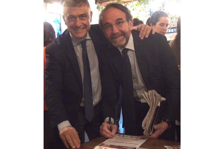 Alfonso Pecoraro Scanio e Riccardo Nencini - #pizzaUnesco, quota 2 milioni più vicina  Firma anche il viceministro Nencini