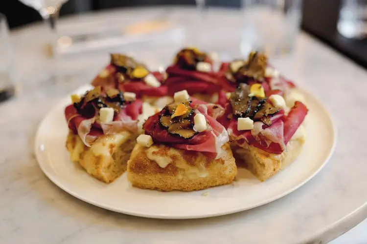 Una delle pizze di Gennaro Nasti&nbsp; Parigi in fiore: viaggio tra musei, arte e gourmandises