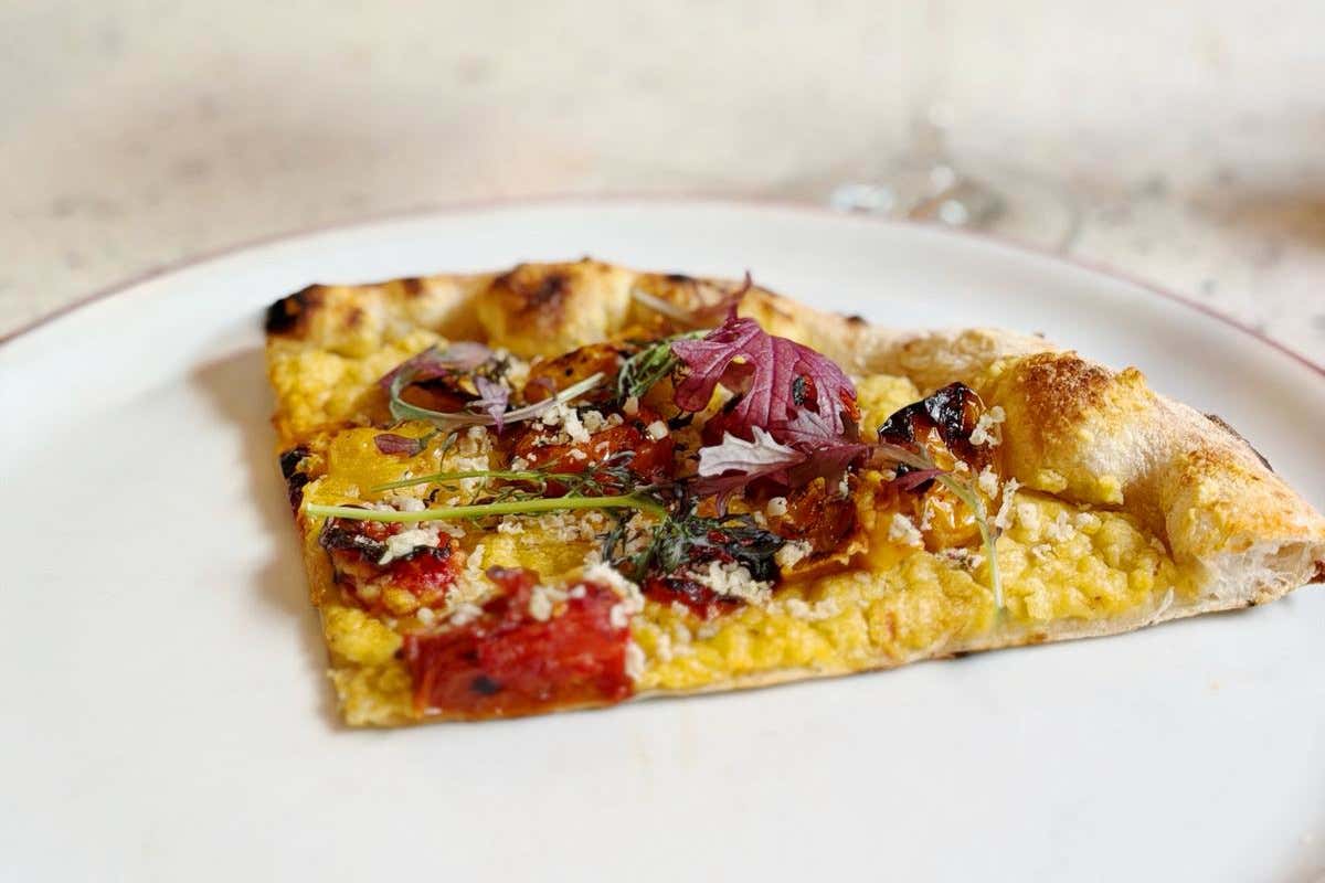 Un trancio della pizza Caterina di Giolina