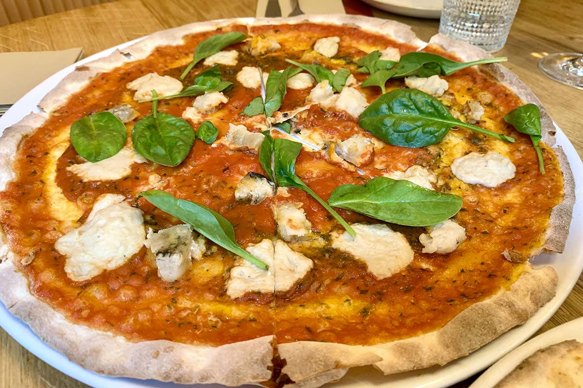 Cagiada sforna la pizza a ruota di carro lombarda: ecco com'è fatta